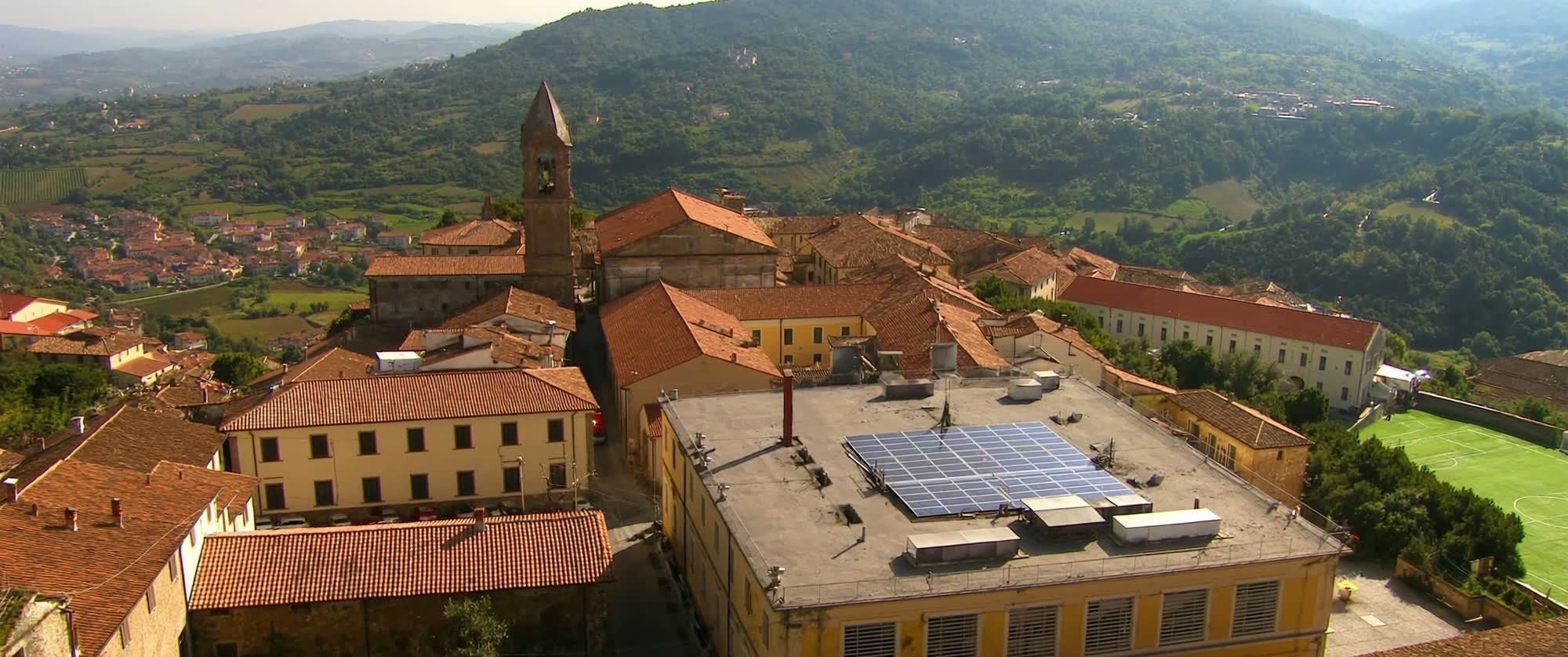 Impianti fotovoltaici sugli edifici di un centro abitato