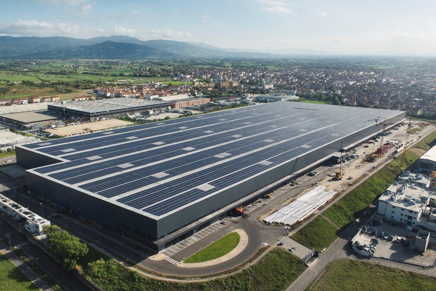 Impianto fotovoltaico su copertura industriale al tramonto
